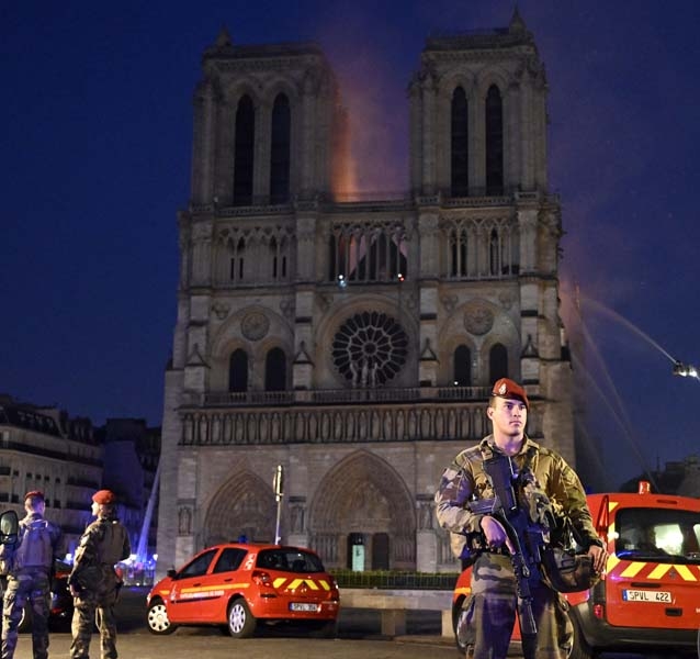 856 yıllık Notre Dame yandı galerisi resim 17