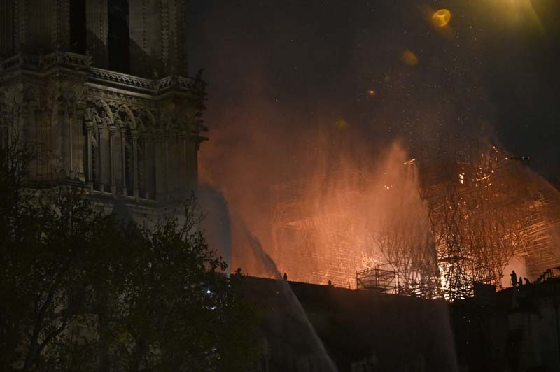 856 yıllık Notre Dame yandı galerisi resim 18