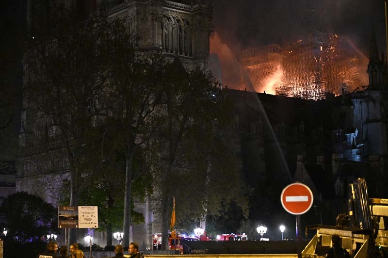 856 yıllık Notre Dame yandı galerisi resim 19