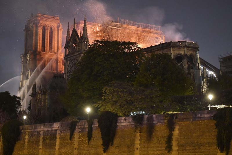 856 yıllık Notre Dame yandı galerisi resim 2