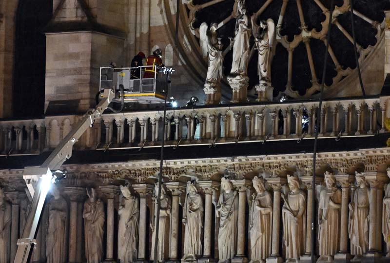 856 yıllık Notre Dame yandı galerisi resim 21