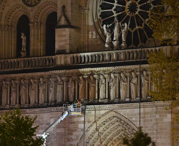856 yıllık Notre Dame yandı galerisi resim 23