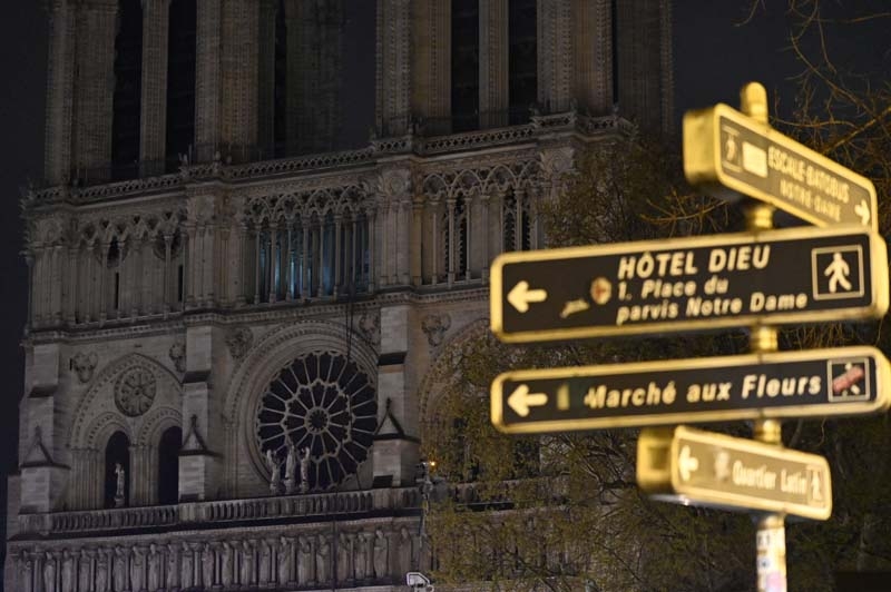 856 yıllık Notre Dame yandı galerisi resim 24