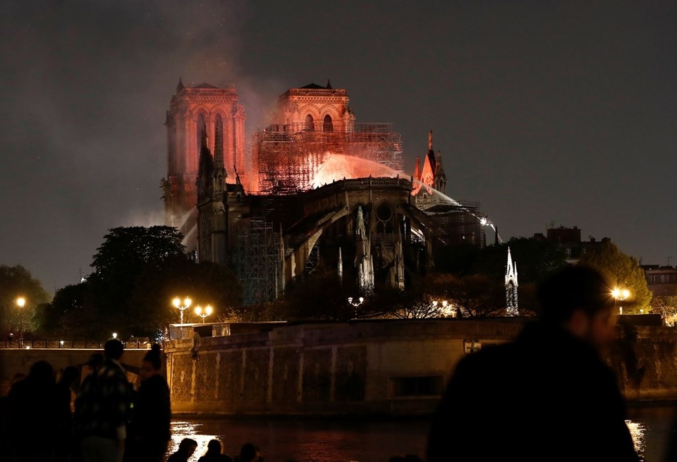 856 yıllık Notre Dame yandı galerisi resim 27