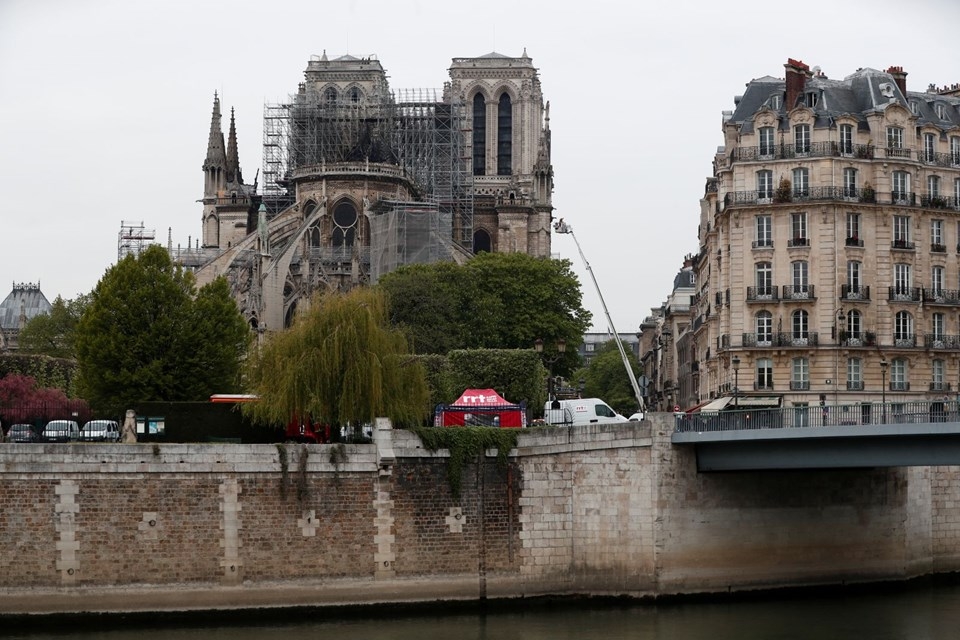 856 yıllık Notre Dame yandı galerisi resim 28