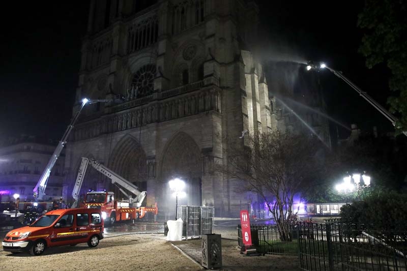 856 yıllık Notre Dame yandı galerisi resim 3