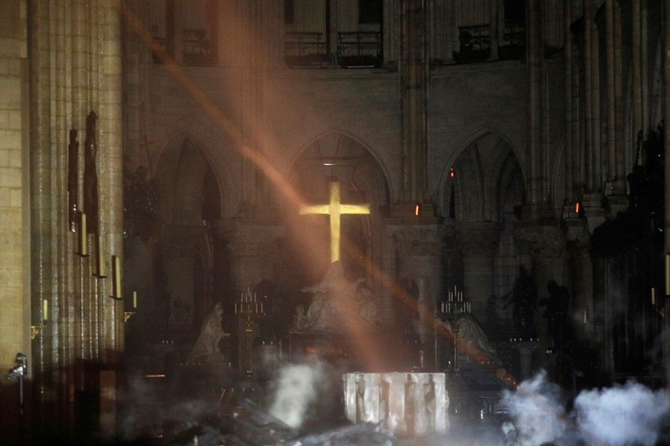 856 yıllık Notre Dame yandı galerisi resim 31