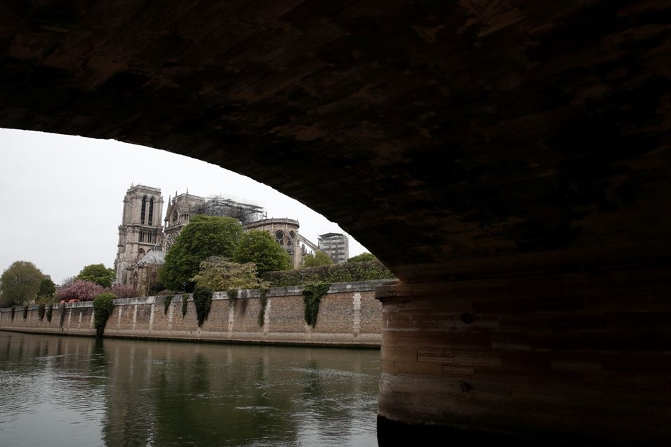 856 yıllık Notre Dame yandı galerisi resim 32
