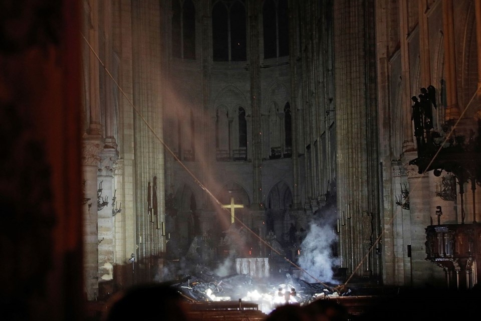 856 yıllık Notre Dame yandı galerisi resim 34