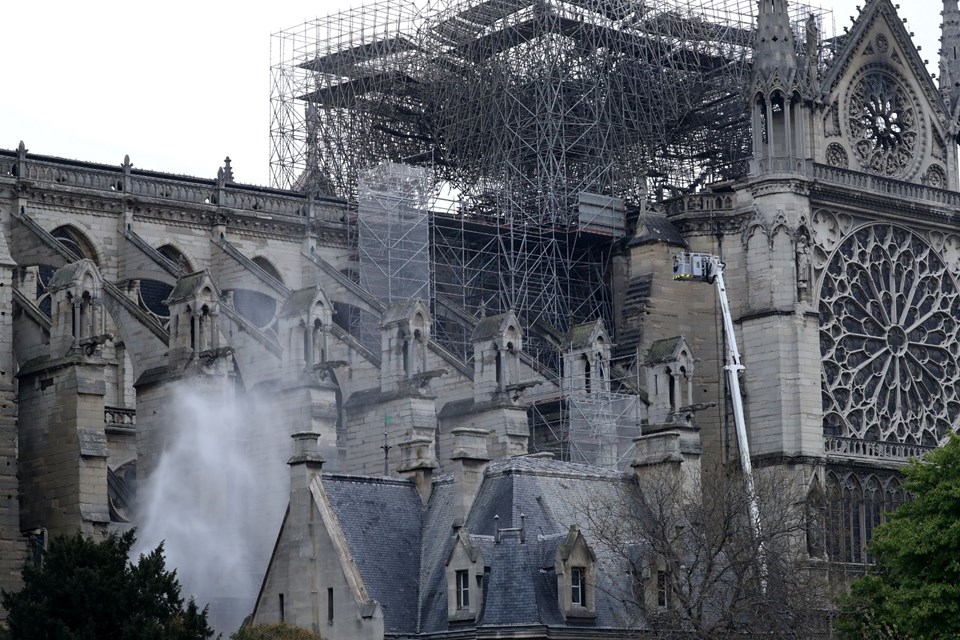 856 yıllık Notre Dame yandı galerisi resim 36