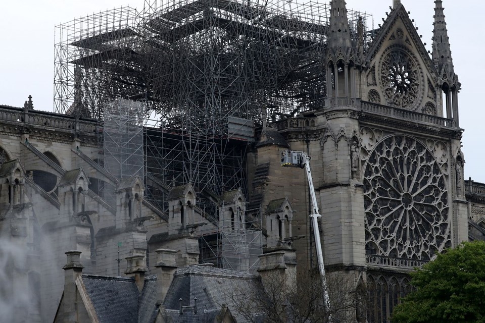 856 yıllık Notre Dame yandı galerisi resim 38