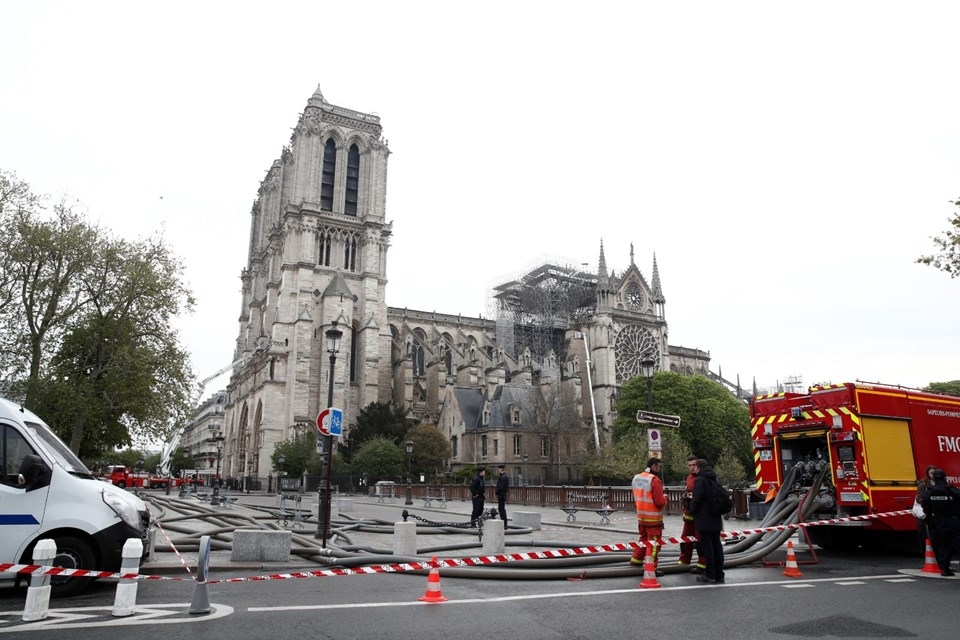856 yıllık Notre Dame yandı galerisi resim 48