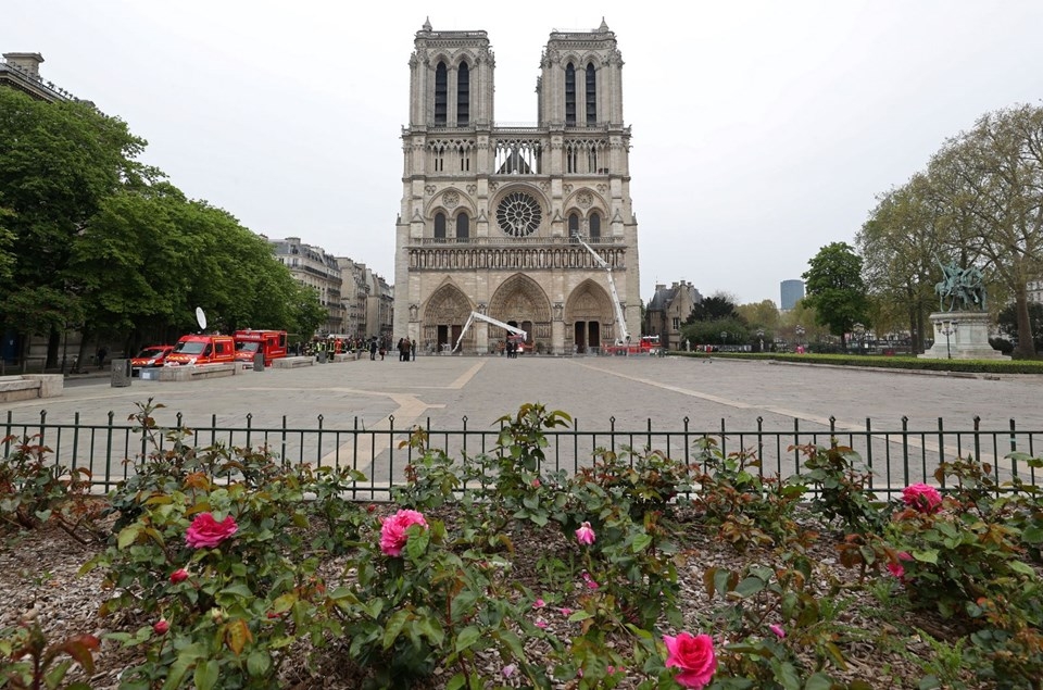 856 yıllık Notre Dame yandı galerisi resim 56