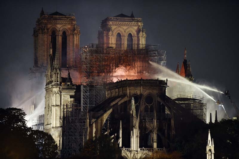 856 yıllık Notre Dame yandı galerisi resim 9