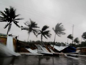 Fani kasırgası yıkıp geçiyor!