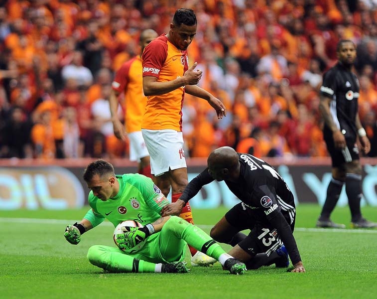 Galatasaray-Beşiktaş derbisinden ilginç kareler galerisi resim 35