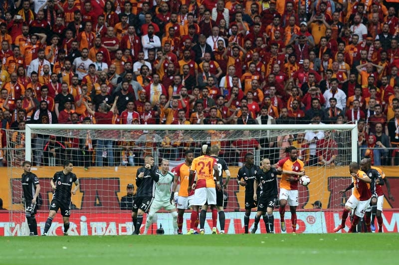 Galatasaray-Beşiktaş derbisinden ilginç kareler galerisi resim 6