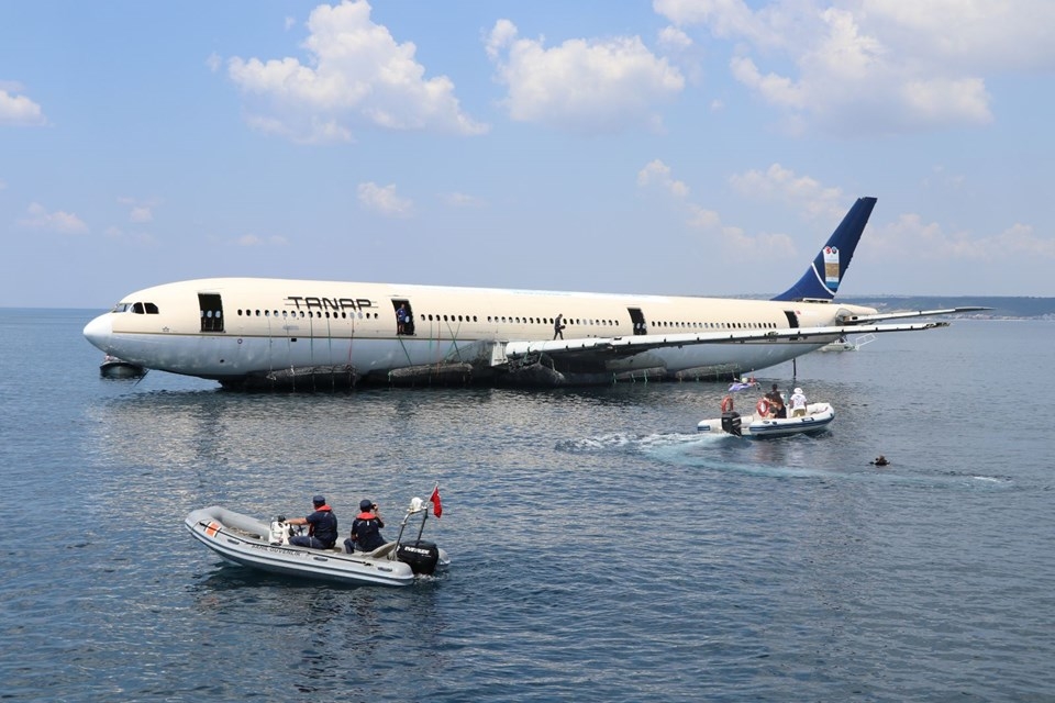 Dev yolcu uçağı Saroz Körfezi'ne batırıldı galerisi resim 18