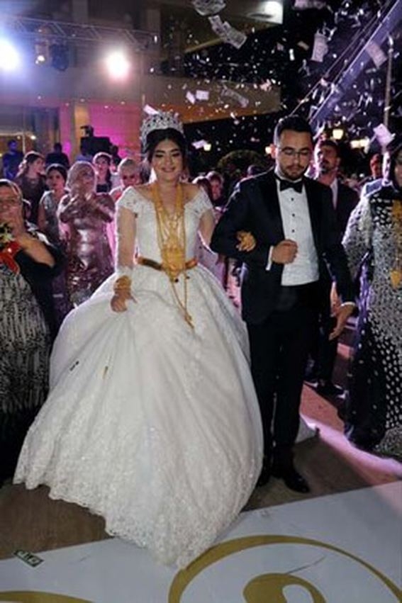 Geline 5 kilo altın taktılar... Kolunda yer kalmadı galerisi resim 4