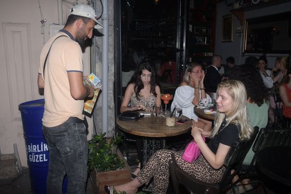 Şener şen ve Aleyna Tilki para dağıttı! galerisi resim 1