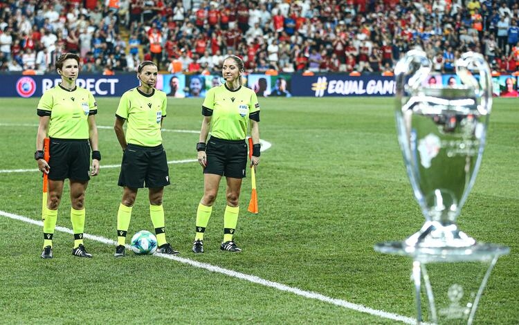 Süper Kupa finalini yönetti! Hakemlik dersi verdi... galerisi resim 3