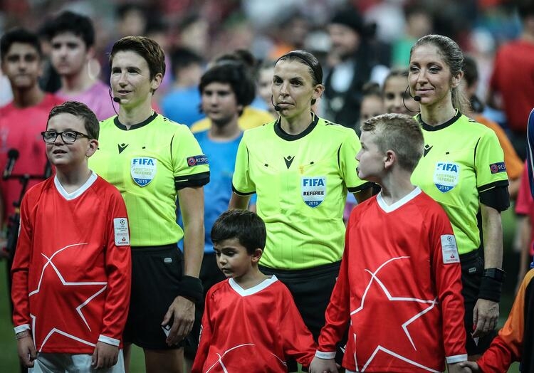 Süper Kupa finalini yönetti! Hakemlik dersi verdi... galerisi resim 6