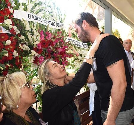 Tarık Ünlüoğlu'na gözyaşlarıyla veda! Cenazeye ünlü akını... galerisi resim 15