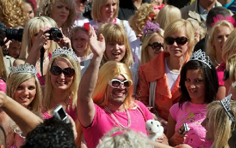 Saçlar sarı, giysiler pembe: İşte Sarışınfest galerisi resim 12