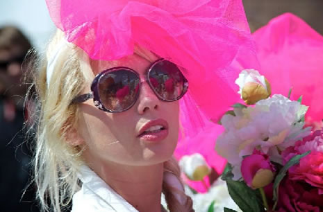 Saçlar sarı, giysiler pembe: İşte Sarışınfest galerisi resim 16