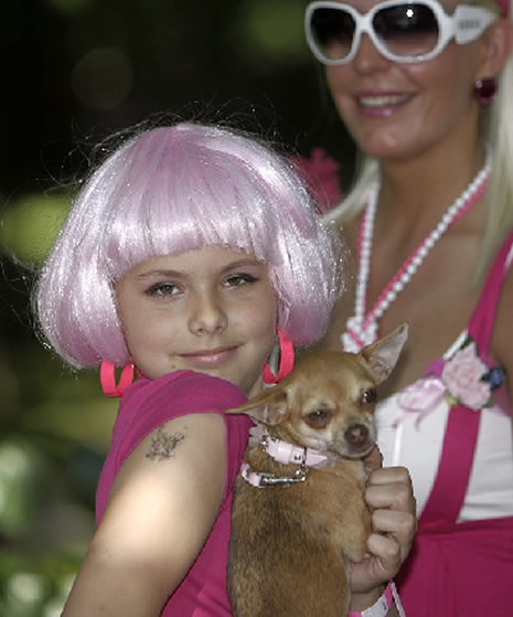 Saçlar sarı, giysiler pembe: İşte Sarışınfest galerisi resim 2