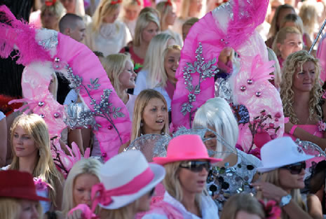 Saçlar sarı, giysiler pembe: İşte Sarışınfest galerisi resim 8