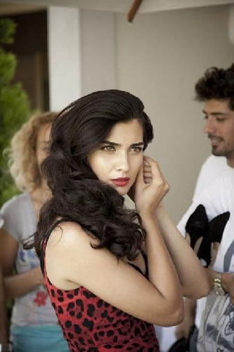 Tuba Büyüküstün'den çarpıcı pozlar galerisi resim 14