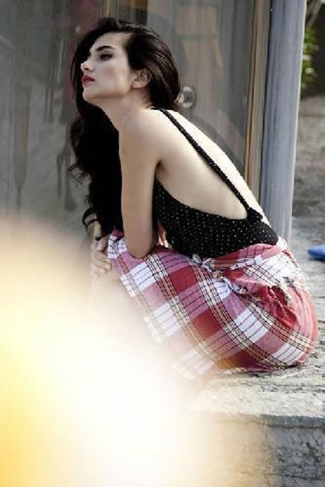 Tuba Büyüküstün'den çarpıcı pozlar galerisi resim 18