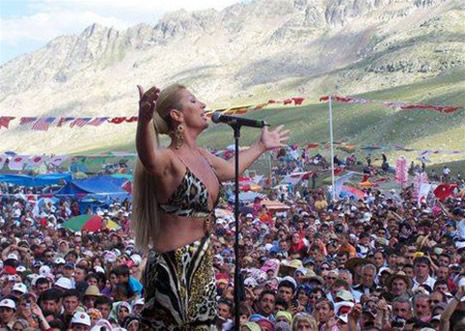 HANGİ ÜNLÜ HANGİ TAKIMI TUTUYOR? galerisi resim 24