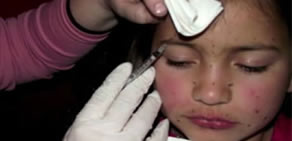 8 yaşındaki kızına botoks yaptırıyor!