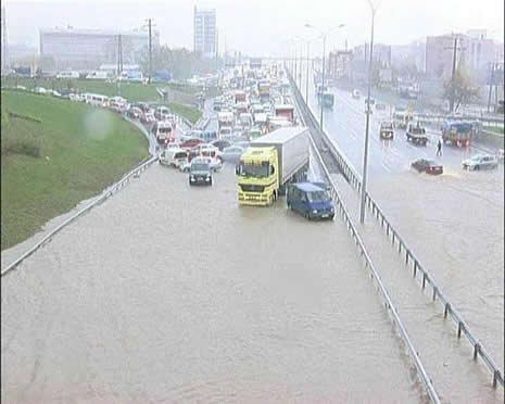 İSTANBUL'DA YİNE ARAÇLAR SULAR ALTINDA