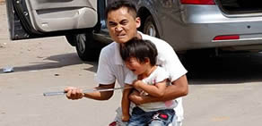 Öz kızını samuray bıçağıyla rehin aldı!