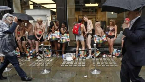 Yarı çıplak alışveriş çılgınlığı galerisi resim 10