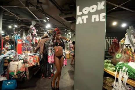 Yarı çıplak alışveriş çılgınlığı galerisi resim 14