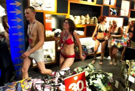 Yarı çıplak alışveriş çılgınlığı galerisi resim 16