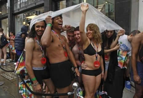 Yarı çıplak alışveriş çılgınlığı galerisi resim 17