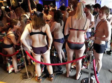 Yarı çıplak alışveriş çılgınlığı galerisi resim 2