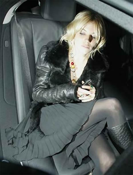 Mini etek seven ünlüler galerisi resim 1