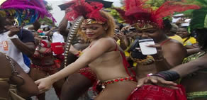 Rihanna kutlamalarda kendinden geçti