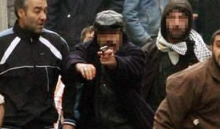 İSTANBUL'DA SİLAHLAR ÇEKİLDİ