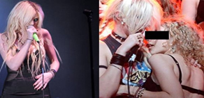 Çıplak hayranları sahneyi bastı