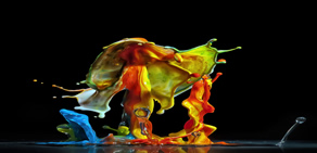 Su damlaları boya ve renkli ışıkların görsel şöleni