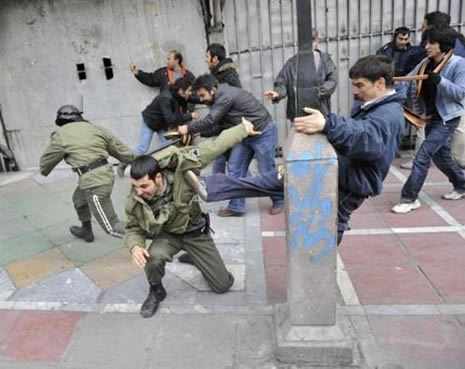 İran'da kan gövdeyi götürüyor! galerisi resim 12