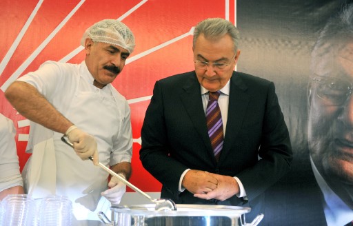 Deniz Baykal aşure dağıttı galerisi resim 4