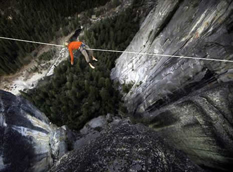 Brian Mosbaugh, iki uçtaki kayaların arasına ip gerdi ve... galerisi resim 1
